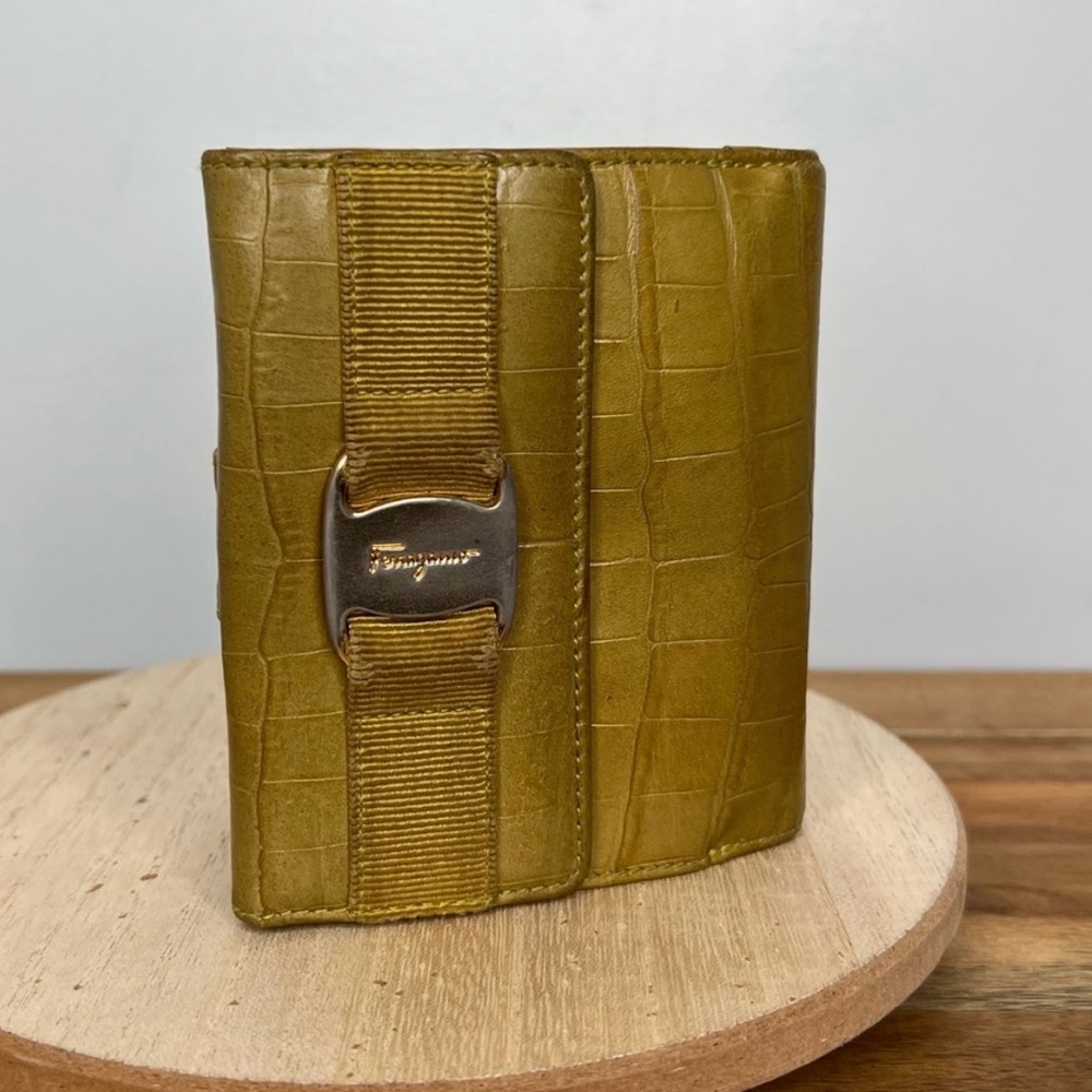 LOW START ‼️Salvatore Ferragamo Olive Green Leather Wallet